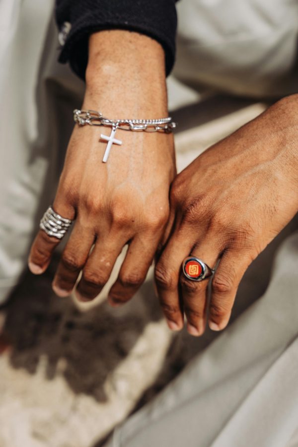 Un bracelet en croix : l'accessoire tendance à adopter